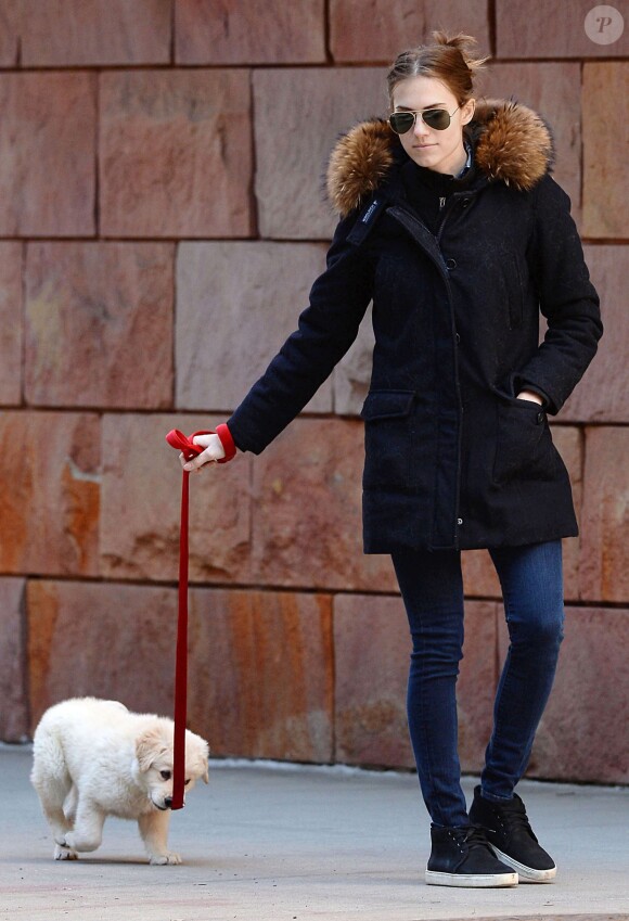 Exclusif - Allison Williams promène son nouveau chien Moxie à New York, le 25 mars 2015. 