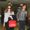 Allison Williams arrive à l'aéroport LAX avec son fiancé Ricky Van Veen à Los Angeles. Le 9 janvier 2015