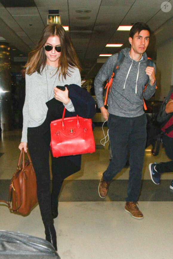 Allison Williams arrive à l'aéroport LAX avec son fiancé Ricky Van Veen à Los Angeles. Le 9 janvier 2015