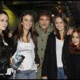  Olivier Marchal avec ses filles, L&eacute;a et Zo&eacute; et des amies lors de l'avant-premi&egrave;re des Lyonnais &agrave; Paris le 27 novembre 2011 