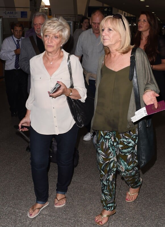 Jackie Adams (mère de Victoria Beckham) et Sandra Georgina West (mère de David Beckham) - People à l'aéroport de Marrakech après avoir célébré l'anniversaire de David Beckham (40 ans), le 3 mai 2015.