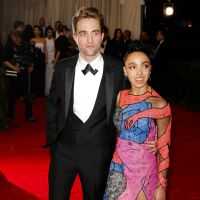 Robert Pattinson et FKA Twigs dans une robe érotique: Le show des fiancés au MET