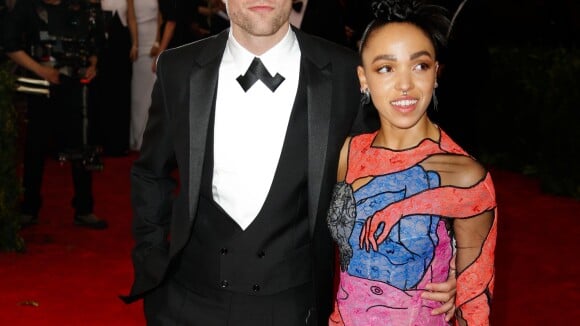 Robert Pattinson et FKA Twigs dans une robe érotique: Le show des fiancés au MET