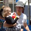 Larry Birkhead et sa fille Dannielynn, dont la maman est la regretée Anna Nicole Smith, à Los Angeles le 13 juin 2010.