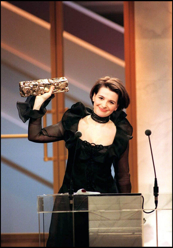 Juliette Binoche remporte le César de la meilleure actrice en 1994 pour Trois Couleurs.