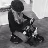 Marisa Miller s'amuse avec la moto de son fils le 5 février 2014.