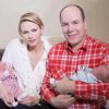 Le prince Albert II et la princesse Charlene de Monaco avec les jumeaux Jacques et Gabriella, après leur naissance le 10 décembre 2014, lors de la première séance photo officielle.