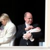 La princesse Charlene et le prince Albert II de Monaco avec la princesse Gabriella et le prince héréditaire Jacques lors de leur présentation officielle, au palais princier, le 7 janvier 2015.