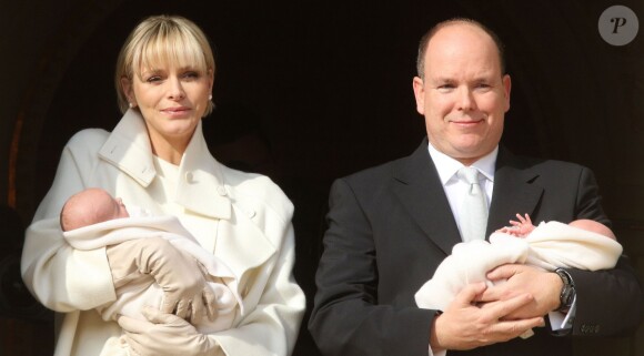 La princesse Charlene et le prince Albert II de Monaco avec la princesse Gabriella et le prince héréditaire Jacques lors de leur présentation officielle, au palais princier, le 7 janvier 2015.