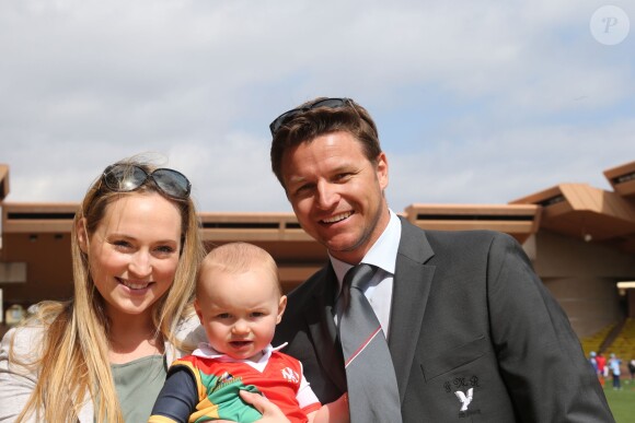 Gareth Wittstock (frère de la princesse Charlène de Monaco) avec sa compagne Roisin Galvin et de leur fille Kaia lors de la 5e édition du "Tournoi Sainte-Dévote" organisé par la Fondation Princesse Charlène de Monaco et la Fédération Monégasque de Rugby au Stade Louis II à Monaco, le samedi 11 avril 2015.