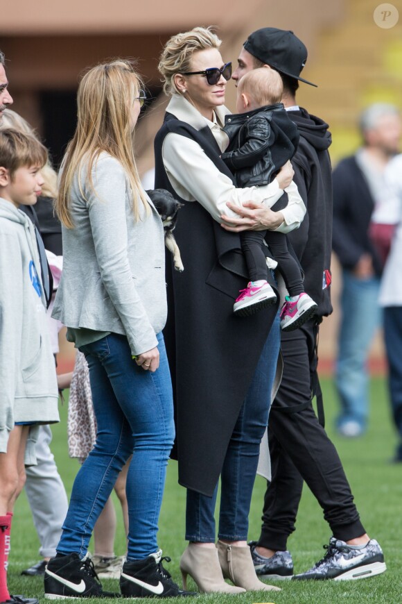 La Princesse Charlène de Monaco porte sa nièce Kaia, la fille de son frère Gareth, en compagnie de sa future belle soeur Roisin Galvin (à gauche) - En collaboration avec la Fondation Princesse Charlène de Monaco, la Fédération Monégasque de Rugby organise la 5ème édition du "Tournoi Sainte-Dévote" le samedi 11 avril 2015, au Stade Louis II à Monaco.