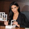 Kim Kardashian en séance de dédicaces de son livre "Selfish" à la librairie Barnes & Noble du centre commercial The Grove. Los Angeles, le 7 mai 2015.