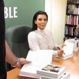 Kim Kardashian, confrontée par des activistes anti-fourrure à sa séance de dédicaces du livre "Selfish" à la librairie Barnes &amp; Noble. New York, le 5 mai 2015.