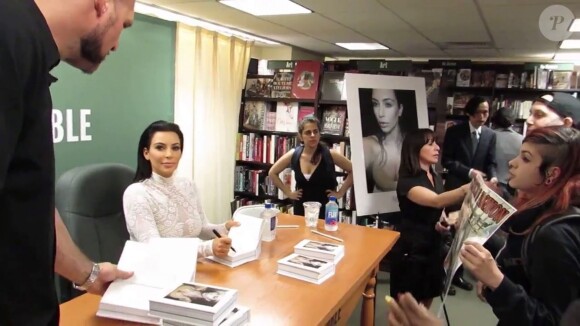 Kim Kardashian, confrontée par des activistes anti-fourrure à sa séance de dédicaces du livre "Selfish" à la librairie Barnes & Noble. New York, le 5 mai 2015.