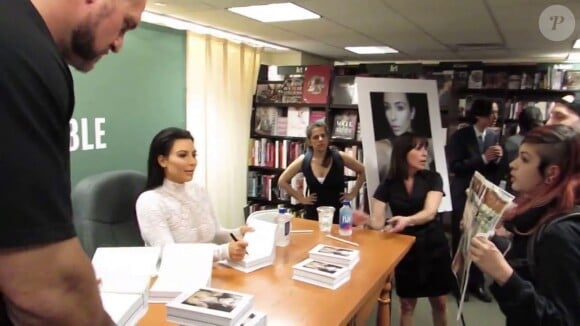 Kim Kardashian, confrontée par des activistes anti-fourrure à sa séance de dédicaces du livre "Selfish" à New York, le 5 mai 2015.