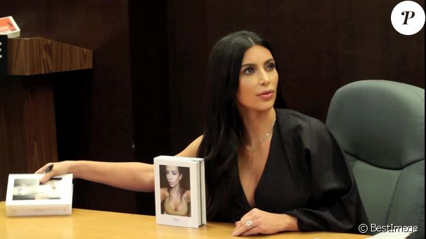 Kim Kardashian lors d&#039;une séance de dédicaces de son livre &quot;Selfish&quot; à la librairie Barnes &amp;amp; Noble à Los Angeles, le 7 mai 2015.