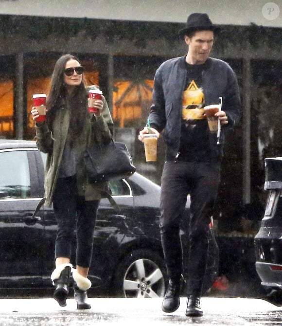 Exclusif - Prix spécial - Demi Moore et son petit ami Sean Friday, sous la pluie, à la sortie d'un Starbucks à Los Angeles. On ne voit pas souvent le couple ensemble, mais c'est une histoire qui dure! Le 30 novembre 2014 