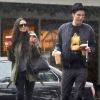 Exclusif - Prix spécial - Demi Moore et son petit ami Sean Friday, sous la pluie, à la sortie d'un Starbucks à Los Angeles. On ne voit pas souvent le couple ensemble, mais c'est une histoire qui dure! Le 30 novembre 2014 