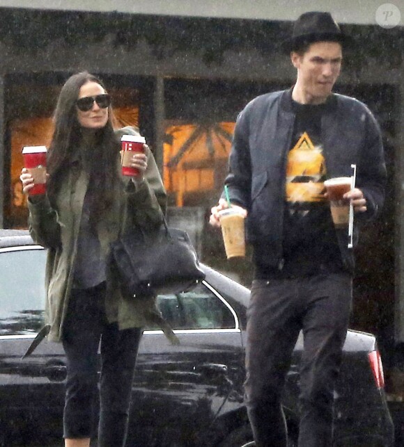 Exclusif - Prix spécial - Demi Moore et son petit ami Sean Friday, sous la pluie, à la sortie d'un Starbucks à Los Angeles. On ne voit pas souvent le couple ensemble, mais c'est une histoire qui dure! Le 30 novembre 2014 