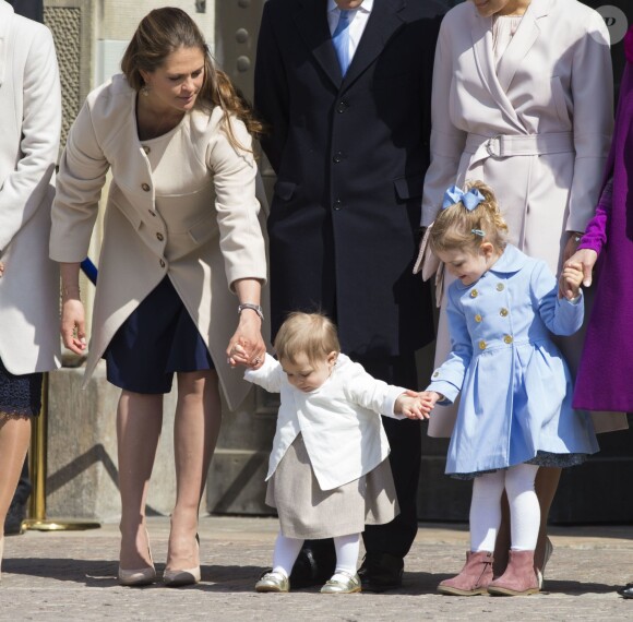 Célébrations traditionnelles du 69e anniversaire du roi Carl XVI Gustaf de Suède, le 30 avril 2015 au palais Drottningholm à Stockholm. Les princesses Estelle et Leonore ont fait le show, entourées de la princesse Victoria, du prince Daniel, de la princesse Madeleine, de Christopher O'Neill, de Sofia Hellqvist et de la reine Silvia.