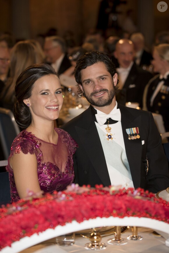 Le prince Carl Philip de Suède et sa fiancée Sofia Hellqvist lors du dîner de Gala en l'honneur des Prix Nobel à Stockholm en Suède le 10 novembre 2014.