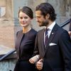 Le prince Carl Philip de Suède et sa fiancée Sofia Hellqvist à la sortie de l'église après une cérémonie à l'occasion de l'ouverture du Parlement à Stockholm, le 30 septembre 2014