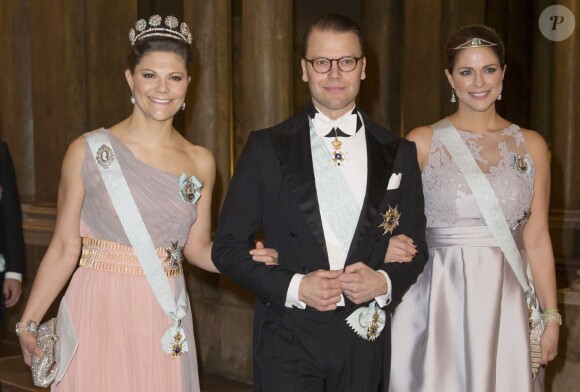 La princesse Victoria de Suède et le prince Daniel avec la princesse Madeleine, enceinte, le 11 février 2015 au palais royal à Stockholm pour un dîner de gala