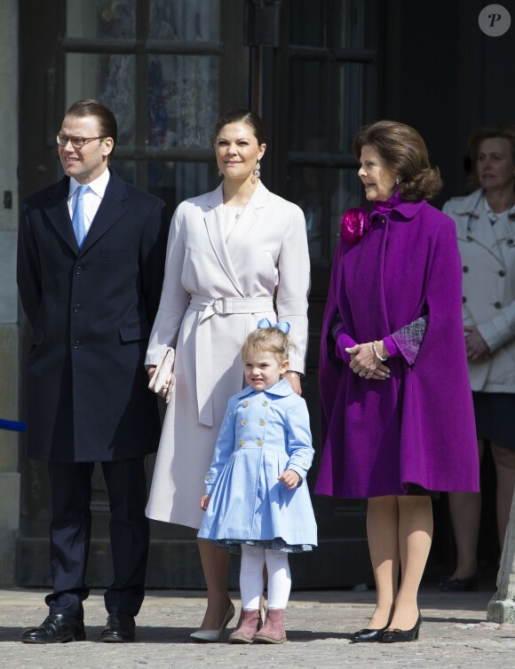 Le prince Daniel, la princesse Victoria, la princesse Estelle, la reine Silvia - La famille royale suédoise assiste à la commémoration du 69ème anniversaire du roi Carl Gustav de Suède au palais royal à Stockholm, le 30 avril 2015.  