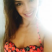 Marine Lorphelin : Malicieuse et sexy pour un essayage en bikini