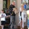 Exclusif - Ashlee Simpson, très enceinte, fait du shopping dans une station essence avec son mari Evan Ross et son fils Bronx à Calabasas, le 10 mai 2015