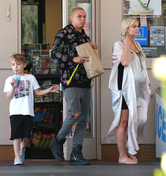 Exclusif - Ashlee Simpson, très enceinte, fait du shopping dans une station essence avec son mari Evan Ross et son fils Bronx à Calabasas, le 10 mai 2015 