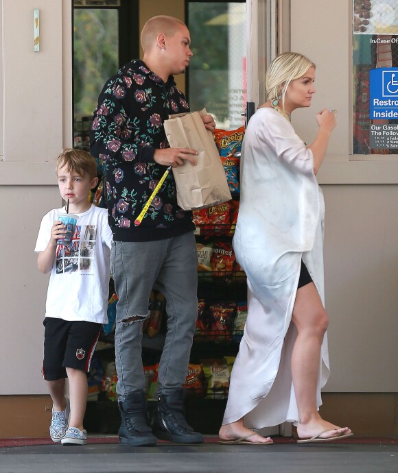 Exclusif - Ashlee Simpson, très enceinte, fait du shopping dans une station essence avec son mari Evan Ross et son fils Bronx à Calabasas, le 10 mai 2015