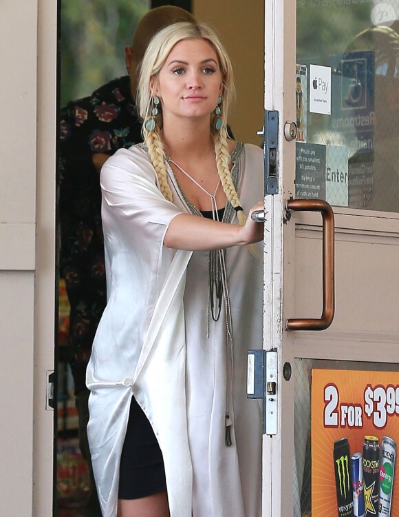 Exclusif - Ashlee Simpson, très enceinte, fait du shopping dans une station essence avec son mari Evan Ross et son fils Bronx à Calabasas, le 10 mai 2015