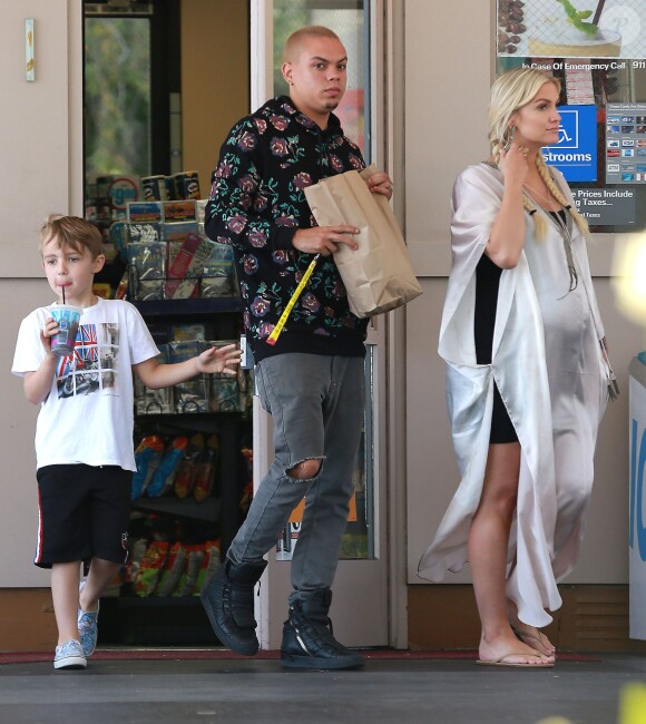 Exclusif - Ashlee Simpson, très enceinte, fait du shopping dans une station essence avec son mari Evan Ross et son fils Bronx à Calabasas, le 10 mai 2015 