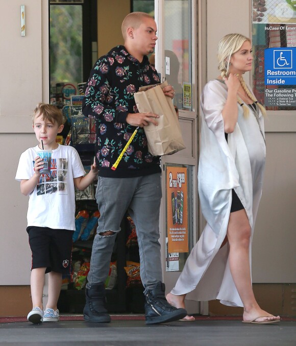 Exclusif - Ashlee Simpson, très enceinte, fait du shopping dans une station essence avec son mari Evan Ross et son fils Bronx à Calabasas, le 10 mai 2015 