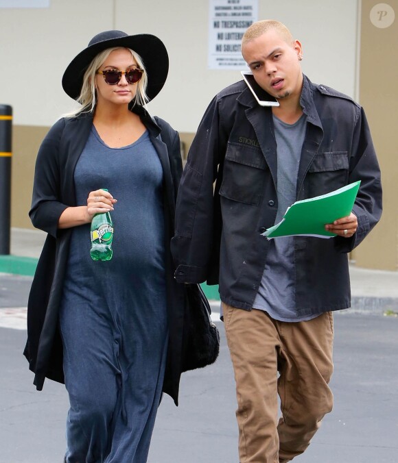 Exclusif - Ashlee Simpson enceinte et son mari Evan Ross sortent du Department of Motor Vehicles à Van Nuys, le 5 mai 2015.