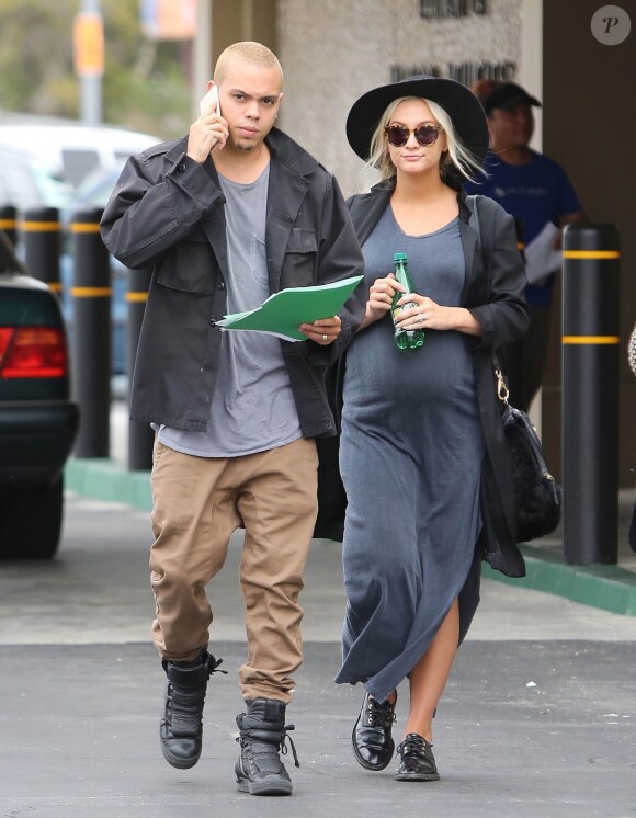 Exclusif - Ashlee Simpson enceinte et son mari Evan Ross sortent du Department of Motor Vehicles à Van Nuys, le 5 mai 2015.