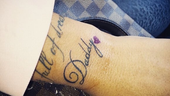 Aurélie Van Daelen : Un tatouage pour rendre hommage à son père décédé