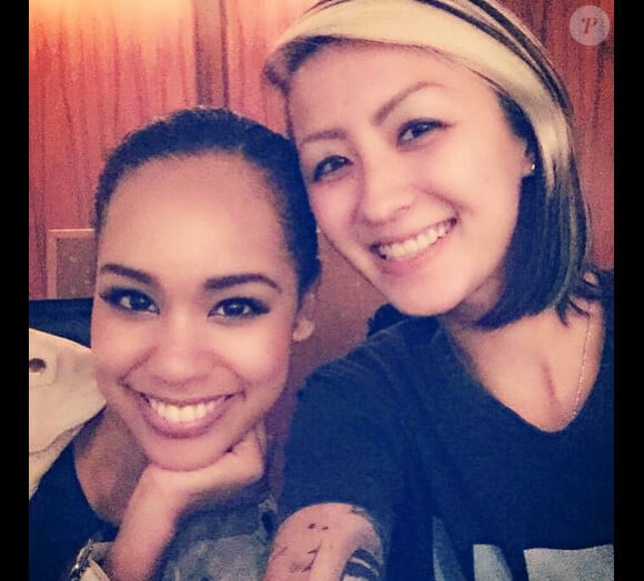 Ariana Miyamoto a ajouté une photo d'elle avec une amie sur son compte Instagram, le 30 avril 2015