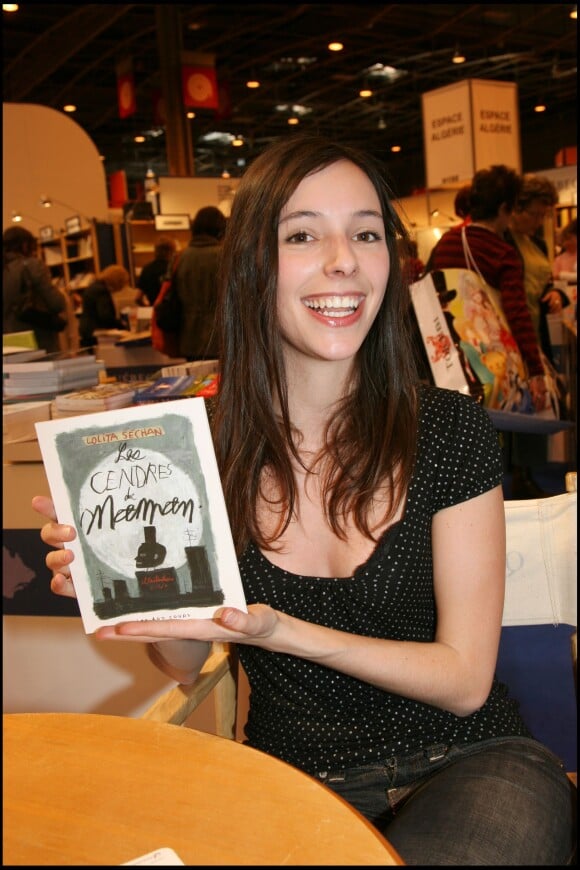 Lolita Séchan au Salon du Livre, porte de Versailles, à Paris le 27 mars 2007
LOLITA SECHAN - SALON DU LIVRE 2007 AL APORTE DE VERSAILLES A PARIS 27/03/2007 - Paris