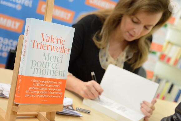 Valérie Trierweiler en dédicaces pour son livre dans la galerie marchande d'un supermarché de Chambly dans l'Oise, le 29 novembre 2014.