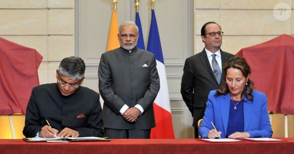 Narendra Modi, François Hollande, Ségolène Royal - En visite officielle à Paris, le Premier ministre indien, Narendra Modi, a annoncé ce vendredi que l'Inde se porte acquéreur de 36 avions de combat Rafale, Paris le 10 avril 2015. 