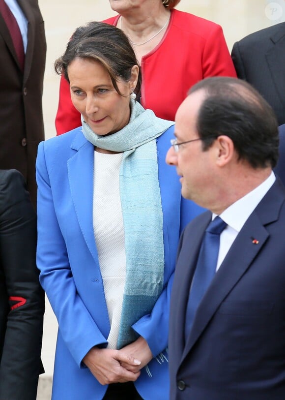 Ségolène Royal, ministre de l'Ecologie, du Développement durable et de l’Energie et François Hollande, le président de la République posent pour la photo de famille au palais de l’Elysée à Paris, le 4 avril 2014 pendant le premier conseil des ministres du nouveau gouvernement. 
