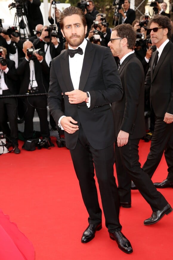 Jake Gyllenhaal, membre du jury - Montée des marches du film "La Tête Haute" pour l'ouverture du 68e Festival du film de Cannes le 13 mai 2015. Il porte une montre Chopard