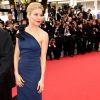 Sienna Miller dans une robe Lanvin - Montée des marches du film "La Tête Haute" pour l'ouverture du 68e Festival du film de Cannes le 13 mai 2015