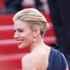 Sienna Miller - Montée des marches du film "La Tête Haute" pour l'ouverture du 68e Festival du film de Cannes le 13 mai 2015