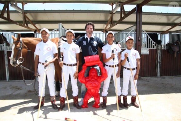 Exclusif :Richard Orlinski  a offert un Kong rouge aux "ninos"du Polo au British Polo Day au Jnan Amar Polo Club à Marrakech au profit de la Fondation Eve Branson le 25 avril 2015.