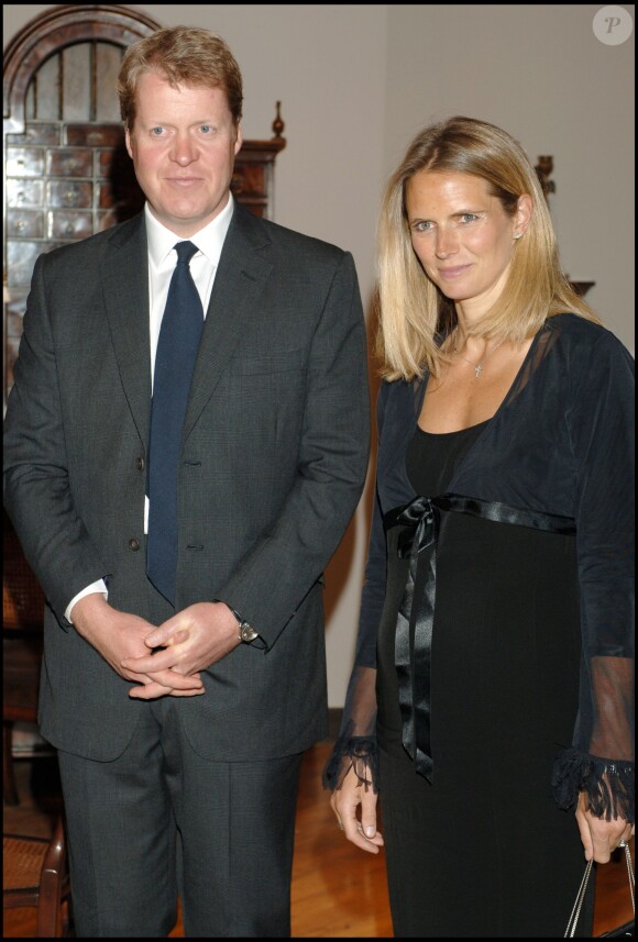 Charles Spencer, frère de Lady Di, en 2006 à Althorp House avec sa deuxième épouse Caroline, enceinte de leur second enfant.