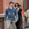Exclusif - Peter Facinelli et sa fiancée Jaimie Alexander se promènent très amoureux dans les rues de New York, le 16 mai 2015