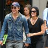 Exclusif - Peter Facinelli et sa fiancée Jaimie Alexander se promènent très amoureux dans les rues de New York, le 16 mai 2015